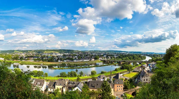 Panoraamanäköala Trieriin Kauniina Kesäpäivänä Saksa — kuvapankkivalokuva