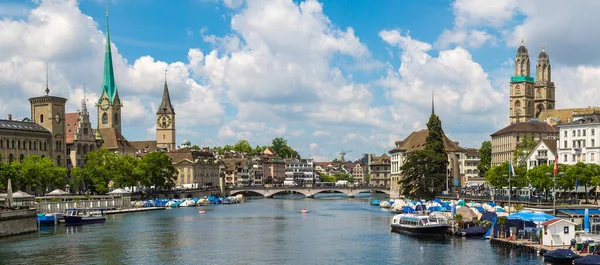 Panorama Historiska Delen Zurich Med Berömda Fraumunster Och Tvillingtorn Kyrkor — Stockfoto