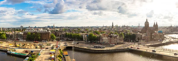运河和圣尼古拉斯教堂在一个美丽的夏日 荷兰阿姆斯特丹 — 图库照片