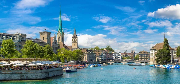 美しい夏の日 スイスの有名な聖母教会とグロスミュン スター教会とチューリッヒの歴史的部分 — ストック写真