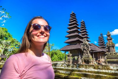 Endonezya, Bali 'deki Taman Ayun Tapınağı' nda güneşli bir günde kadın gezgin.