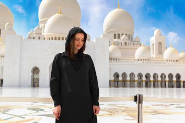Abu Dabi, Birleşik Arap Emirlikleri 'ndeki Şeyh Zayed Büyük Camii' nde güzel bir kadın Arap kıyafeti giyiyor.