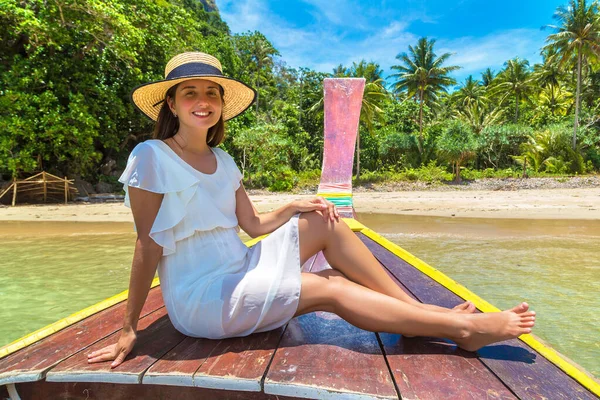 Счастливая Женщина Путешественник Расслабляясь Лодке Недалеко Тропического Острова Таиланде — стоковое фото