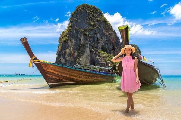 Туристка Традиционного Ярусного Судна Пляже Пхра Нанг Таиланде — стоковое фото