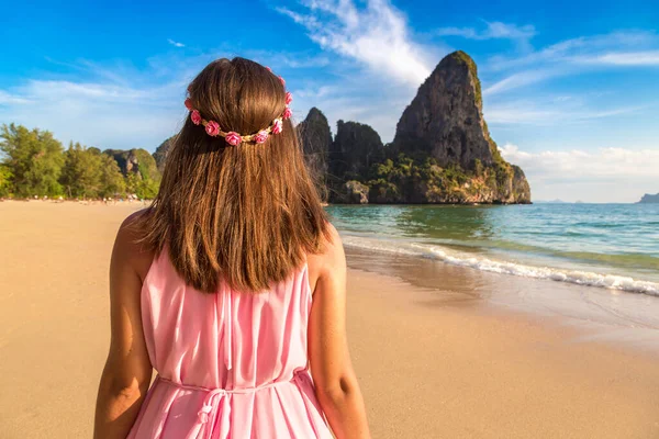 ピンクのドレスと熱帯雨林ビーチで花の花輪を着て若い美しい女性 クラビ — ストック写真