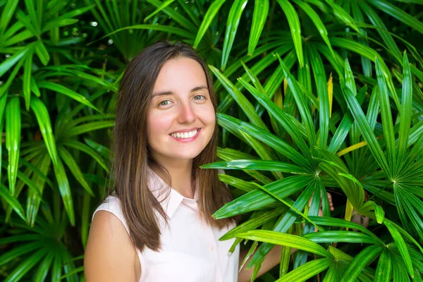 Ung Vacker Kvinna Poserar Bland Stora Blad Tropiska Växter — Stockfoto