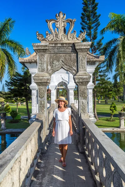 Kvinnlig Resenär Karangasem Taman Ujung Vattenpalatset Bali Indonesien Solig Dag — Stockfoto