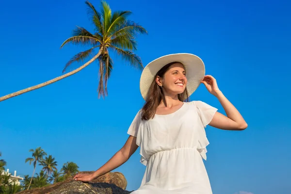 Портриат Молодой Красивой Женщины Шляпе Белом Платье Тропическом Пляже Моря — стоковое фото
