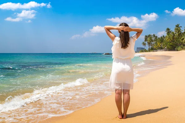 白いドレスを着た若い美しい女性の肖像 海の近くの熱帯のビーチに滞在 — ストック写真