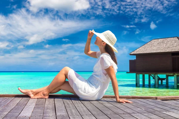 Beautiful Young Woman Front Water Luxury Villas Sitting Tropical Beach — Stock Photo, Image
