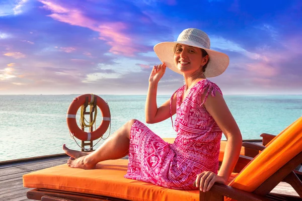 Женщина Отдыхает Шезлонге Роскошном Пляже Солнечный Летний День — стоковое фото