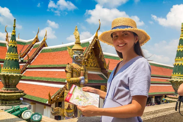 Kobieta Podróżująca Mapą Demon Guardian Wat Phra Kaew Świątynia Szmaragdowej — Zdjęcie stockowe