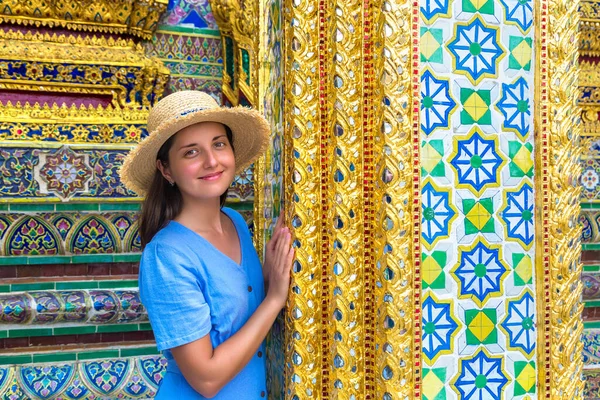Женщина Путешественница Wat Phra Kaew Храм Изумрудного Будды Большой Дворец — стоковое фото