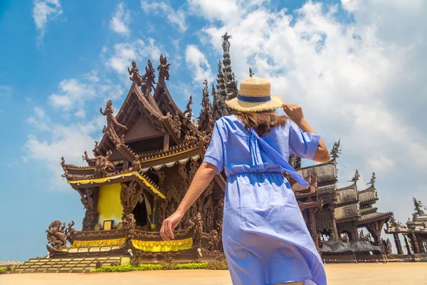 Kobieta Podróżująca Sanktuarium Prawdy Pattaya Letni Dzień — Zdjęcie stockowe