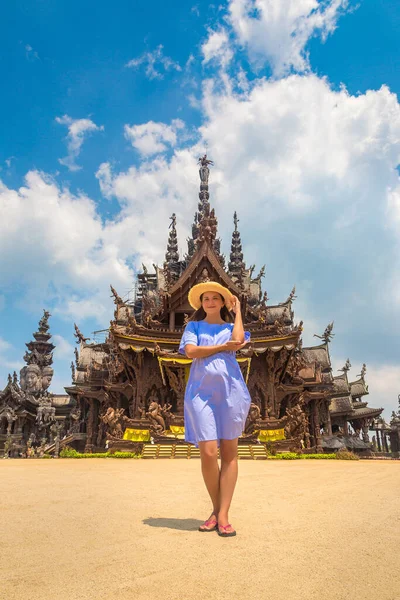 Kobieta Podróżująca Sanktuarium Prawdy Pattaya Letni Dzień — Zdjęcie stockowe
