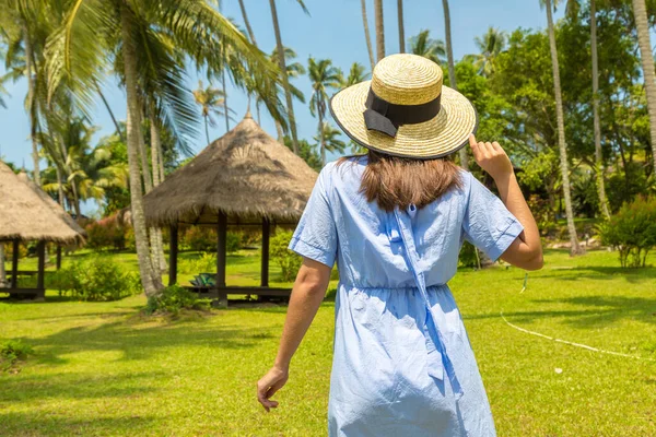 Жінка Подорожує Газебо Тропічному Курорті Сонячний День — стокове фото