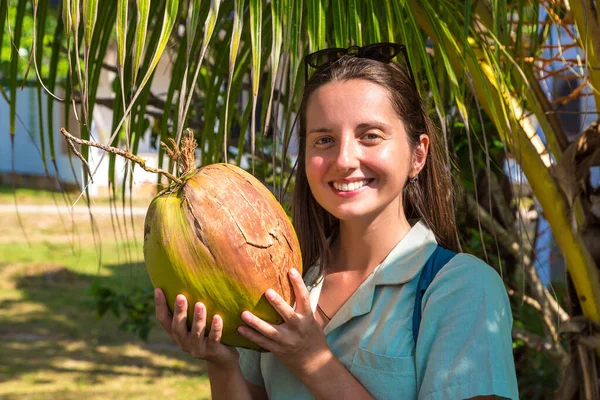 Femme Tient Noix Coco Dans Jardin Tropical — Photo