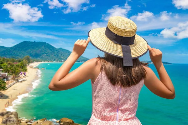 Mulher Viajante Vestindo Vestido Rosa Chapéu Palha Lamai Beach Ilha — Fotografia de Stock