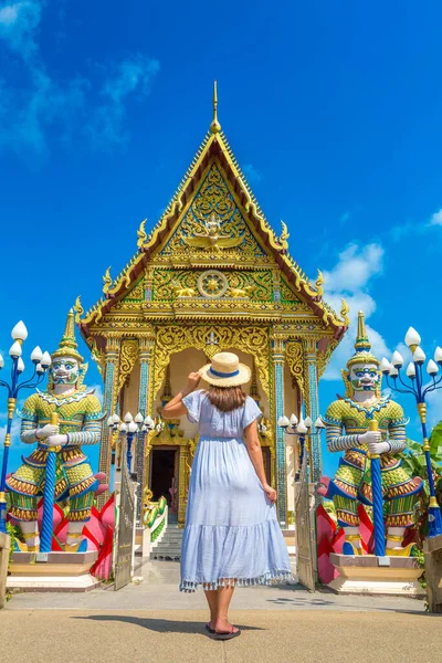 Kobieta Podróżująca Niebieskiej Sukience Słomkowym Kapeluszu Świątyni Wat Plai Laem — Zdjęcie stockowe
