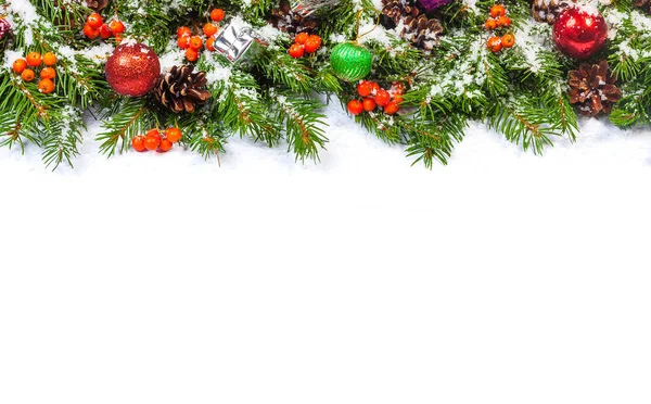 Kerst Achtergrond Met Ballen Decoraties Sneeuw Hulst Bes Kegels Geïsoleerd — Stockfoto