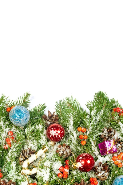 Рождественский Фон Шарами Украшениями Снегом Ягоды Падуба Конусы Изолированы Белом — стоковое фото