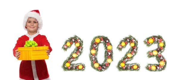 Junge Weihnachtsmann Hält Ein Weihnachtsgeschenk Und 2023 Zahl Von Weihnachtsbaum — Stockfoto