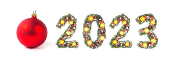Κόκκινη Χριστουγεννιάτικη Μπάλα Και Αριθμός 2023 Από Κλαδιά Χριστουγεννιάτικου Δέντρου — Φωτογραφία Αρχείου
