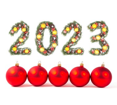 Kırmızı noel balosu ve beyaz arka planda izole edilmiş noel ağacı dalları tarafından yapılan 2023 numara.