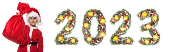 Junge Weihnachtsmann Mit Einem Weihnachtssack Und 2023 Zahl Von Weihnachtsbaum — Stockfoto