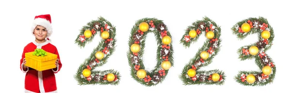 Ragazzo Babbo Natale Sta Tenendo Regalo Natale 2023 Numero Fatto — Foto Stock