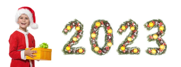 Junge Weihnachtsmann Hält Ein Weihnachtsgeschenk Und 2023 Zahl Von Weihnachtsbaum — Stockfoto