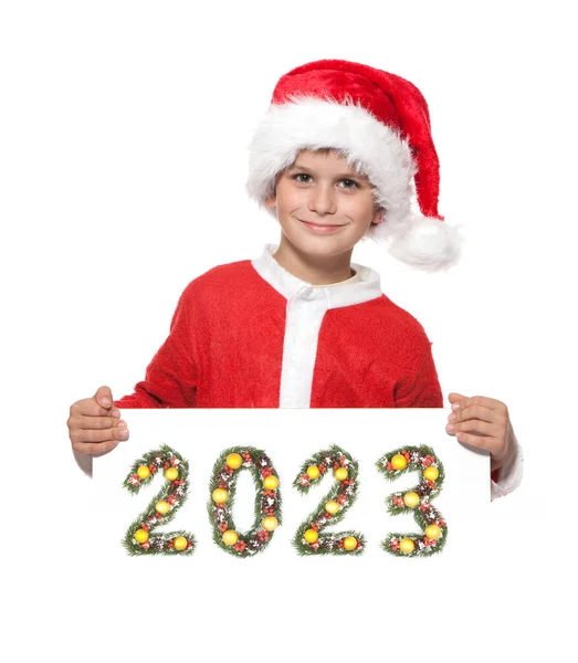 Menino Papai Noel Está Segurando Pôster Natal 2023 Número Feito — Fotografia de Stock