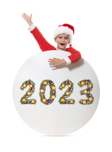 Мальчик Санта Клаус Держит Рождественский Плакат 2023 Номер Сделанный Ветками — стоковое фото