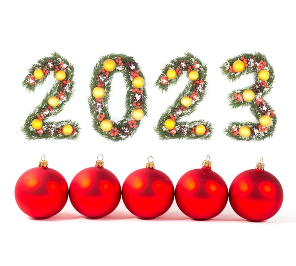 Красный Рождественский Бал 2023 Номер Ветвей Елки Белом Фоне — стоковое фото