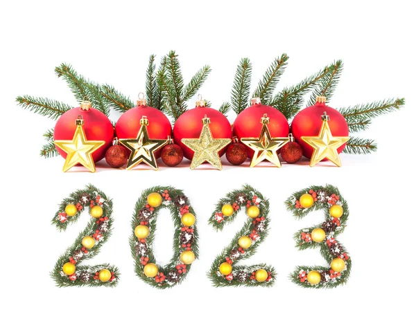 Červené Vánoční Míč 2023 Číslo Vyrobené Vánoční Strom Větve Izolované — Stock fotografie