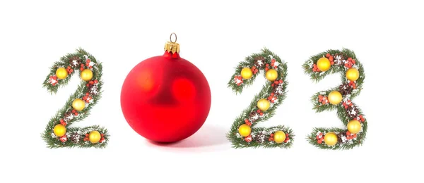 Rote Weihnachtskugel Und 2023 Zahl Durch Weihnachtsbaumzweige Isoliert Auf Weißem — Stockfoto