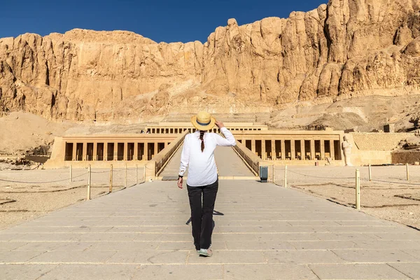 Woman Traveler Temple Queen Hatshepsut Valley Kings Egypt — Zdjęcie stockowe