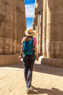 Luxor Tapınağında kadın turist güneşli bir günde, Lüksör, Mısır