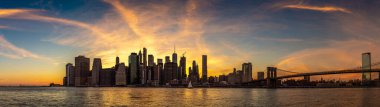 Brooklyn Köprüsü Panoraması ve Manhattan şehir merkezinin panoramik gece görüntüsü New York City, ABD 'de gün batımında