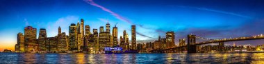 Brooklyn Köprüsü Panoraması ve Manhattan şehir merkezinin panoramik gece görüntüsü New York City, ABD 'de gün batımından sonra