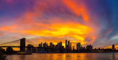 Brooklyn Köprüsü 'nün Sunset Manzarası ve New York City, ABD' deki Manhattan şehir merkezinin panoramik manzarası.