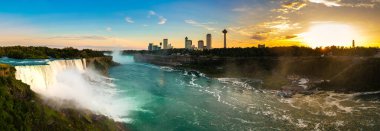 Amerika 'nın Niagara Şelalesi' ndeki Amerikan Şelaleleri Gece Görüşü Panoraması
