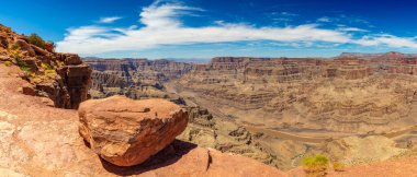 Güneşli bir günde Grand Canyon West Rim 'deki Guano Point Panoraması, ABD