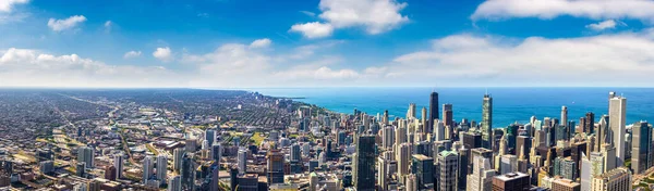 美国伊利诺斯州 芝加哥和密歇根湖在阳光灿烂的日子里的空中城市景观全景 — 图库照片