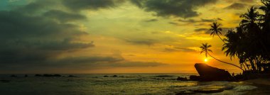 Sri Lanka 'daki Dalawella plajında Sunset Panoraması