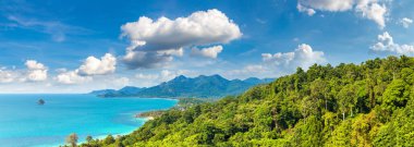 Güneşli bir günde Tayland 'ın Koh Chang adasının panoramik hava manzarası