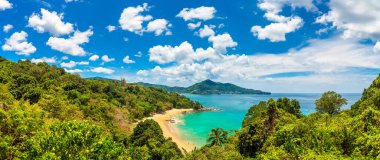 Phuket Adası, Tayland 'da güneşli bir günde Laem Sing Sahili' nin Panoraması