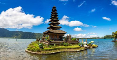 Endonezya, Bali 'de bir gölde Pura Ulun Danu Beratan Bedugul Tapınağı Panoraması