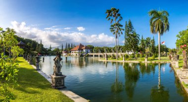 Karangasem 'den Panorama Taman Ujung, Endonezya, Bali' deki Su Sarayı güneşli bir günde