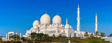 Bir yaz günü Abu Dabi 'deki Şeyh Zayed Büyük Camii Panoraması, Birleşik Arap Emirlikleri
